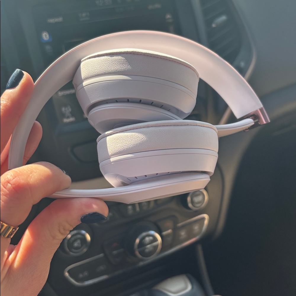 Beats Solo 4- in White and Rose Gold - Picture 5 of 6